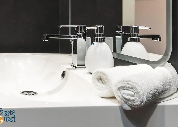 Piazza Della Valle * ترييستي